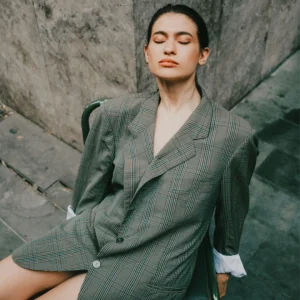 Why 80s Luxury Power Dressing Is Returning in 2026: Baggy Suits, Chunky Belts, and Bold Office Style
