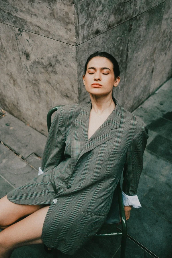 Why 80s Luxury Power Dressing Is Returning in 2026: Baggy Suits, Chunky Belts, and Bold Office Style